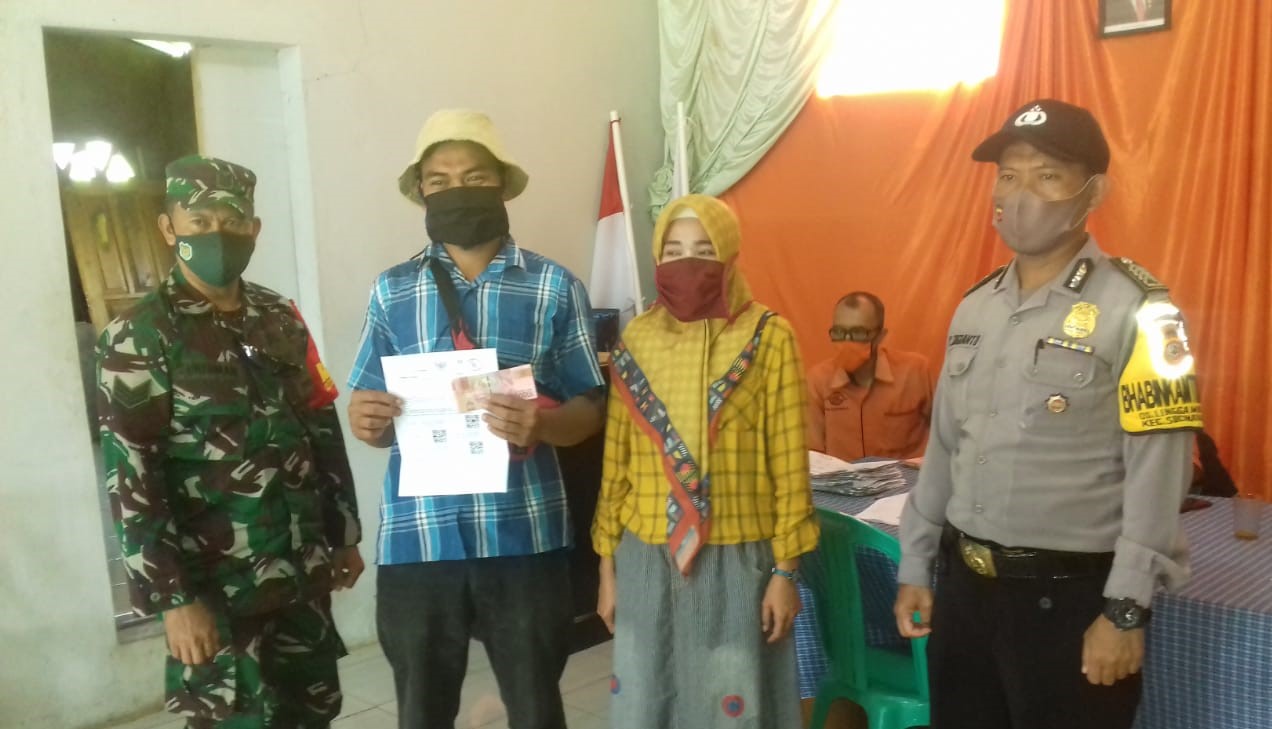 Warga Terdampak Covid-19 Desa Linggamukti Garut Terima Bantuan BST Dari Kemensos 